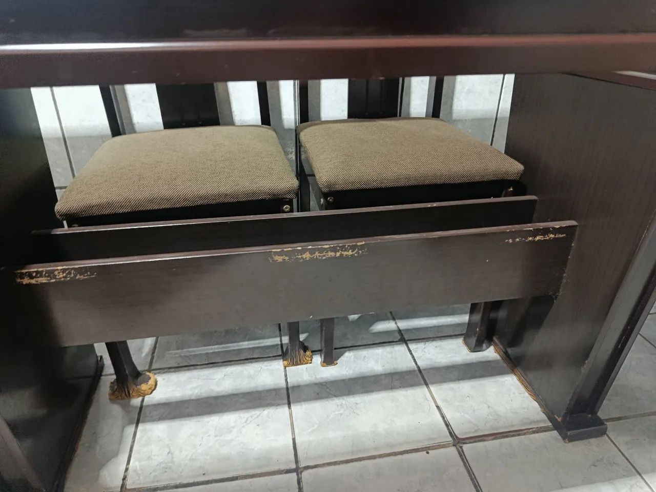 Vende-se mesa 4 cadeiras estão boas  - Foto 2
