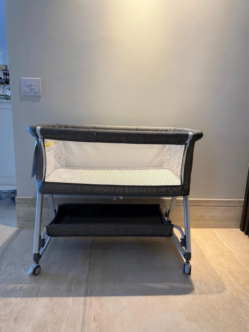 Berço portátil co-bed com 4 rodas e balanço fácil de transportar impecável - Foto 4