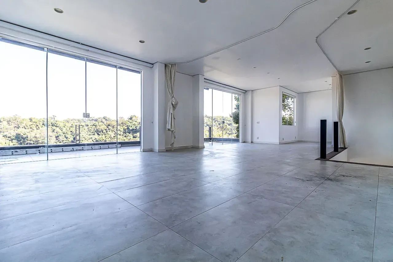 Casa à Venda com 4 dormitórios, sendo 4 suítes, 436m².
