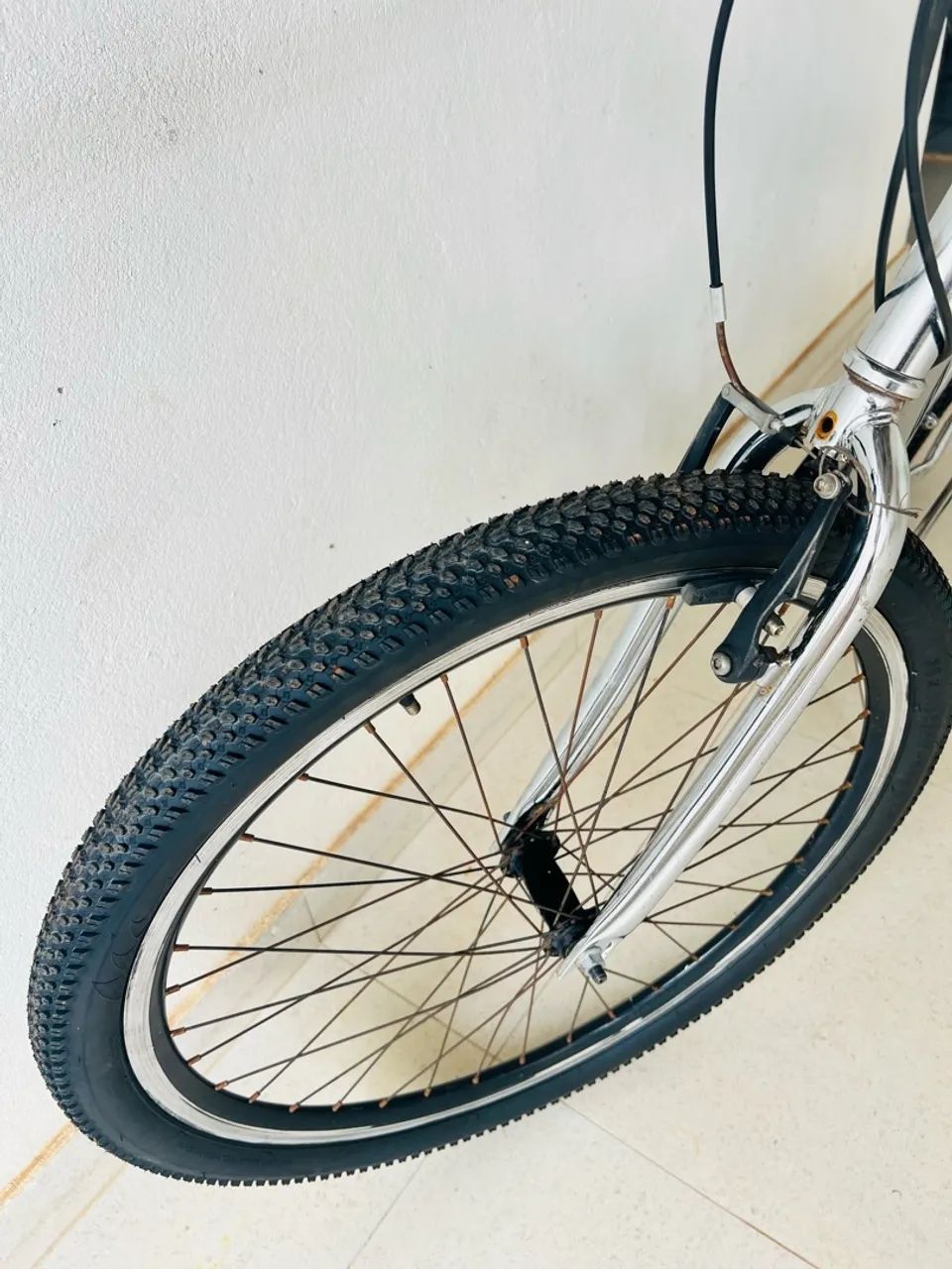 Bicicleta aro 26 cromada - Foto 3