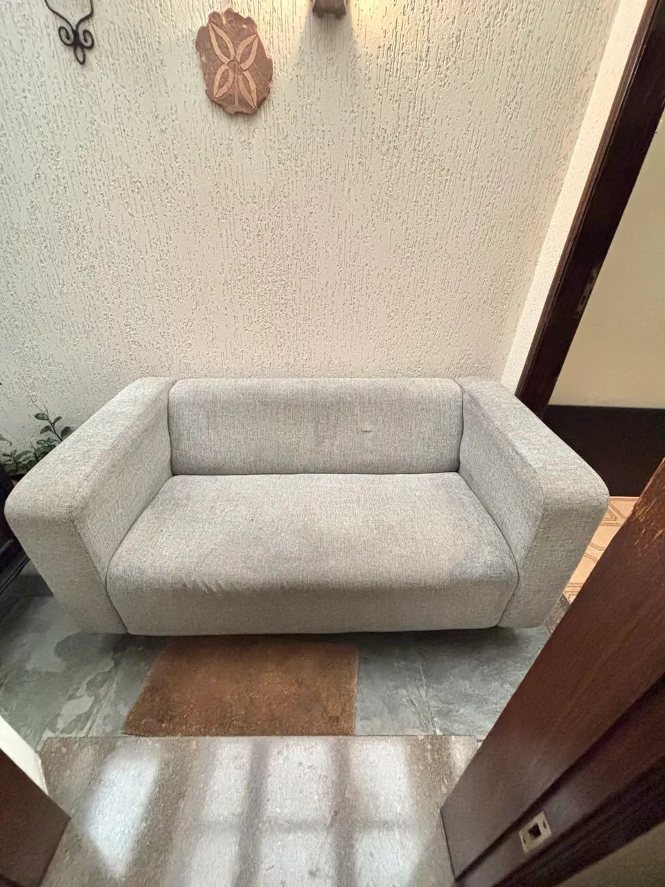 Sofá Tokstok 2 lugares cinza 