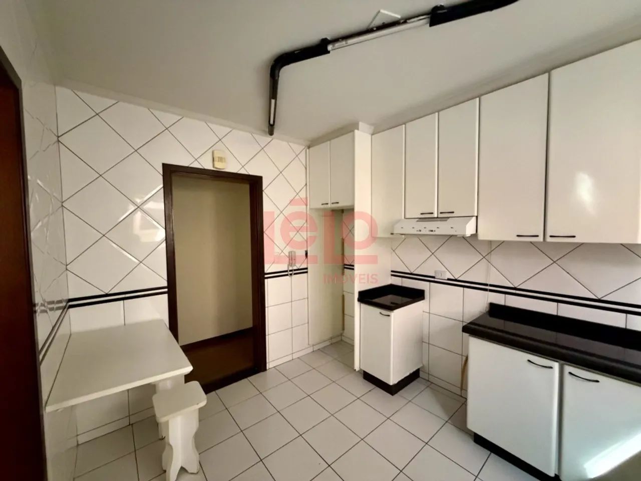 Apartamento na Zona 07 em Maringá, próximo à UEM, com 2 quartos e sacada - Foto 2