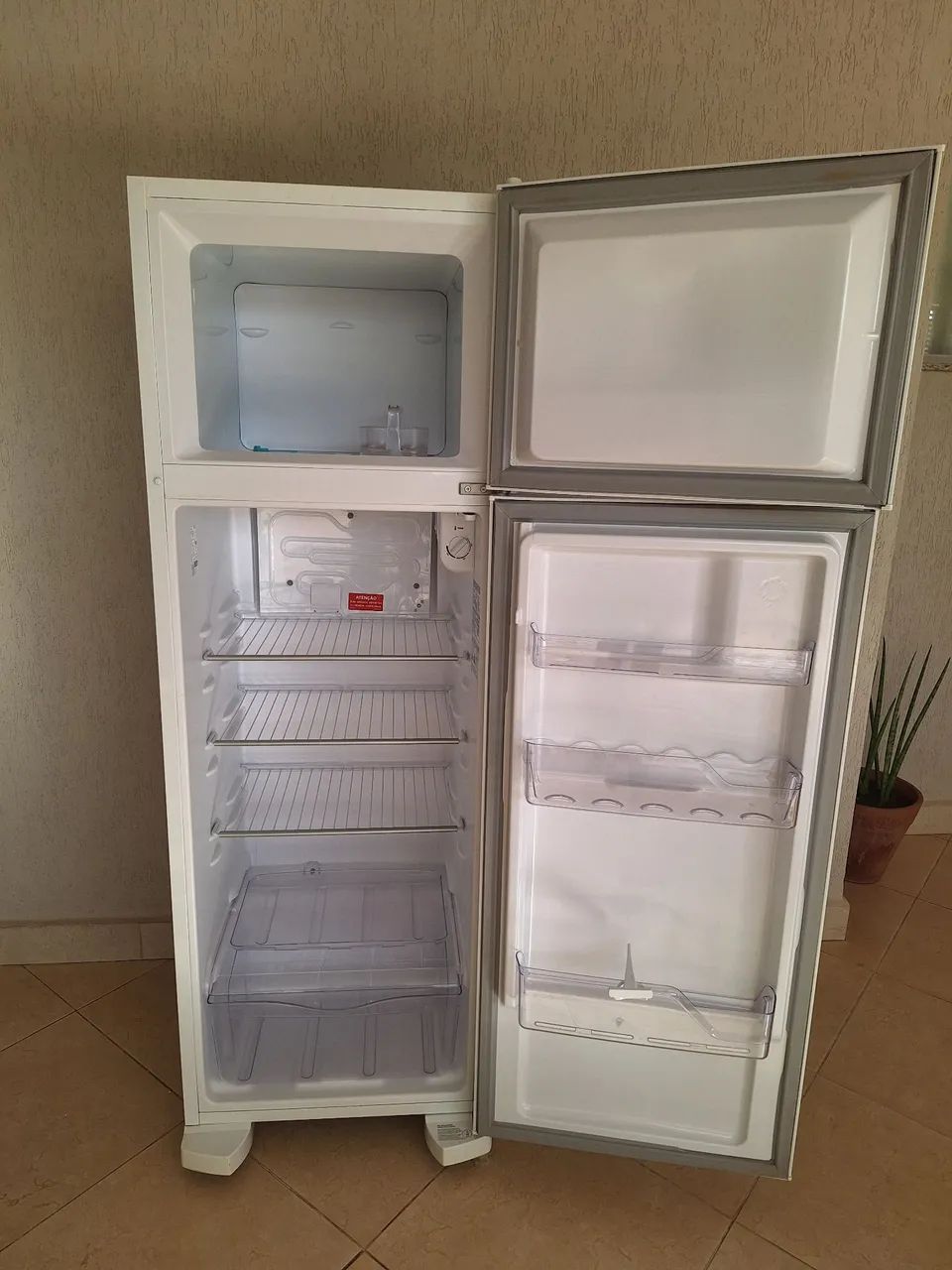 Vende- se Geladeira 260 litros Eletrolux/frost free - Foto 3