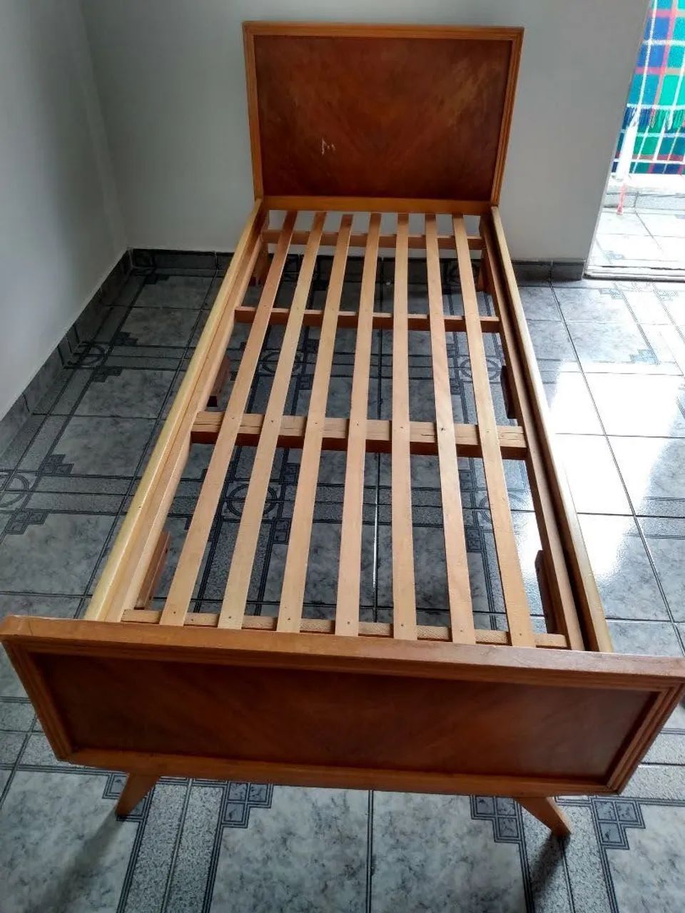 Cama de solteiro antiga 
