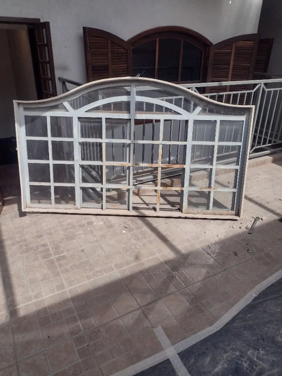 Vendas de 02 janelas de 2 metros por 1 de altura com todos os vidros bons, valor 400 cada 2