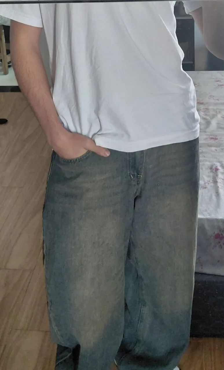 Calça Manfinity EMRG Denim folgado e desgastado 