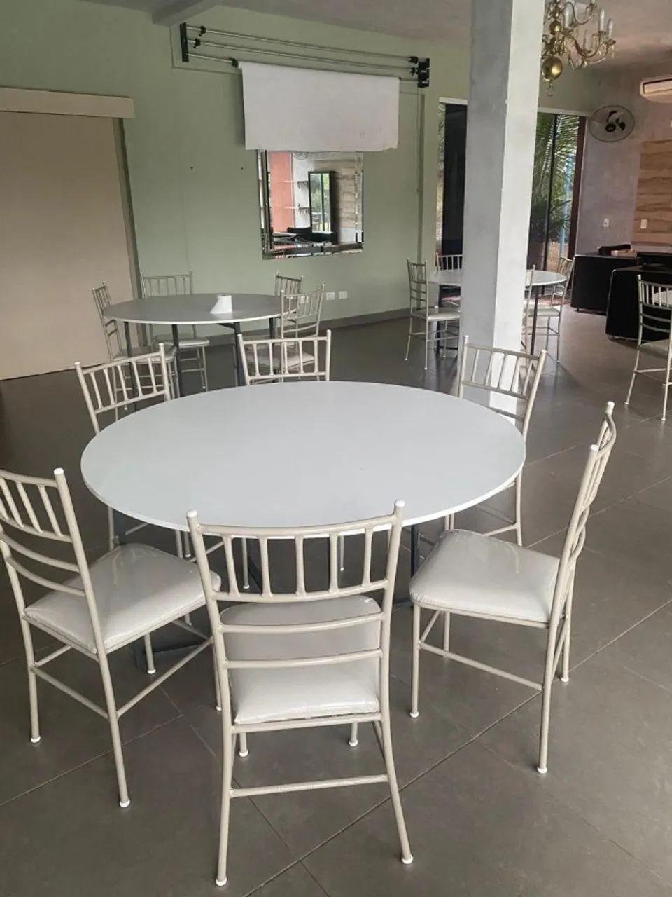 Vende-se conjunto de 6 mesas com 48 cadeiras para evento