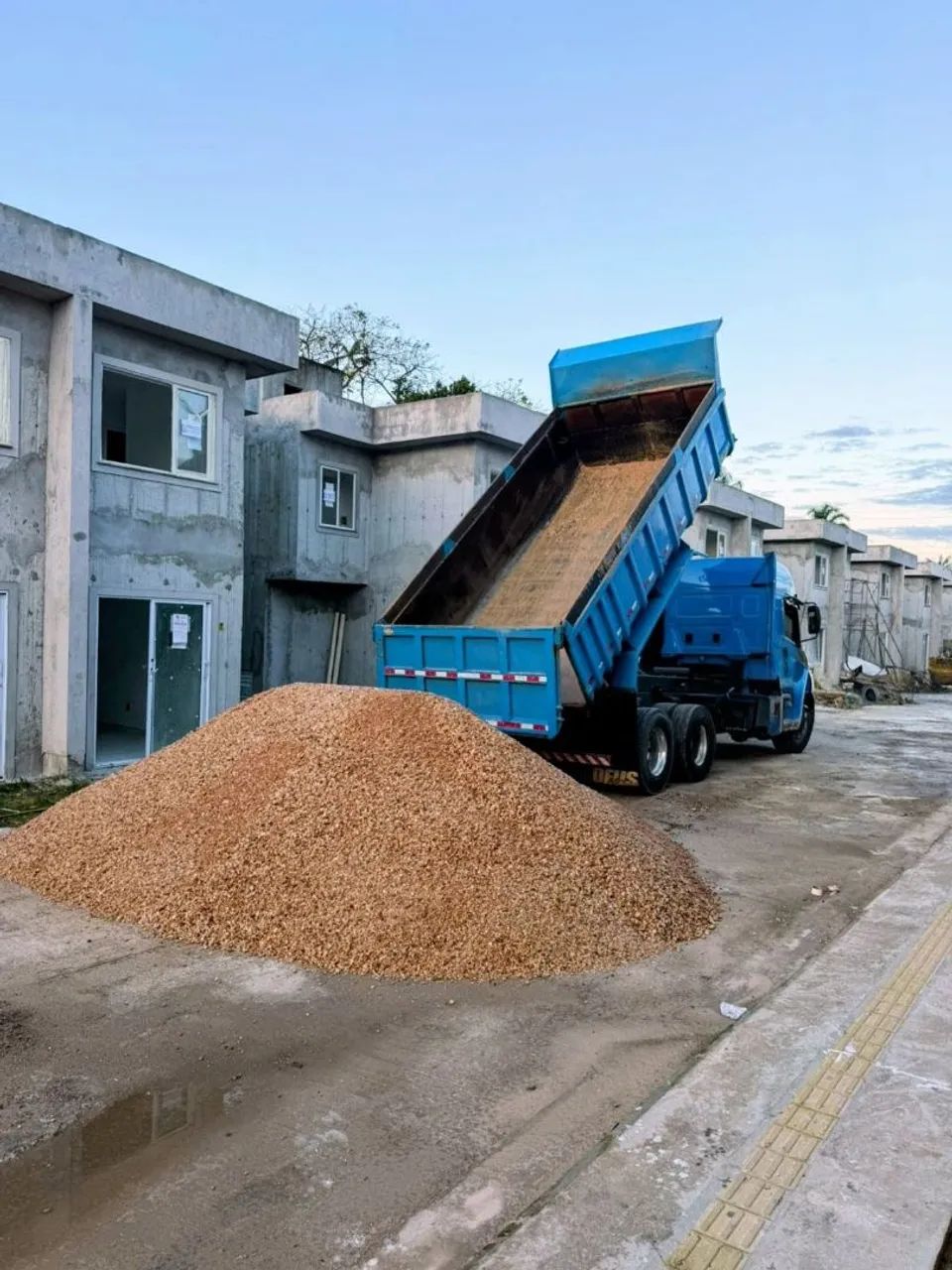 Terra Preta para Jardins, Areia, Seixo e Aterro Arenoso - Foto 4