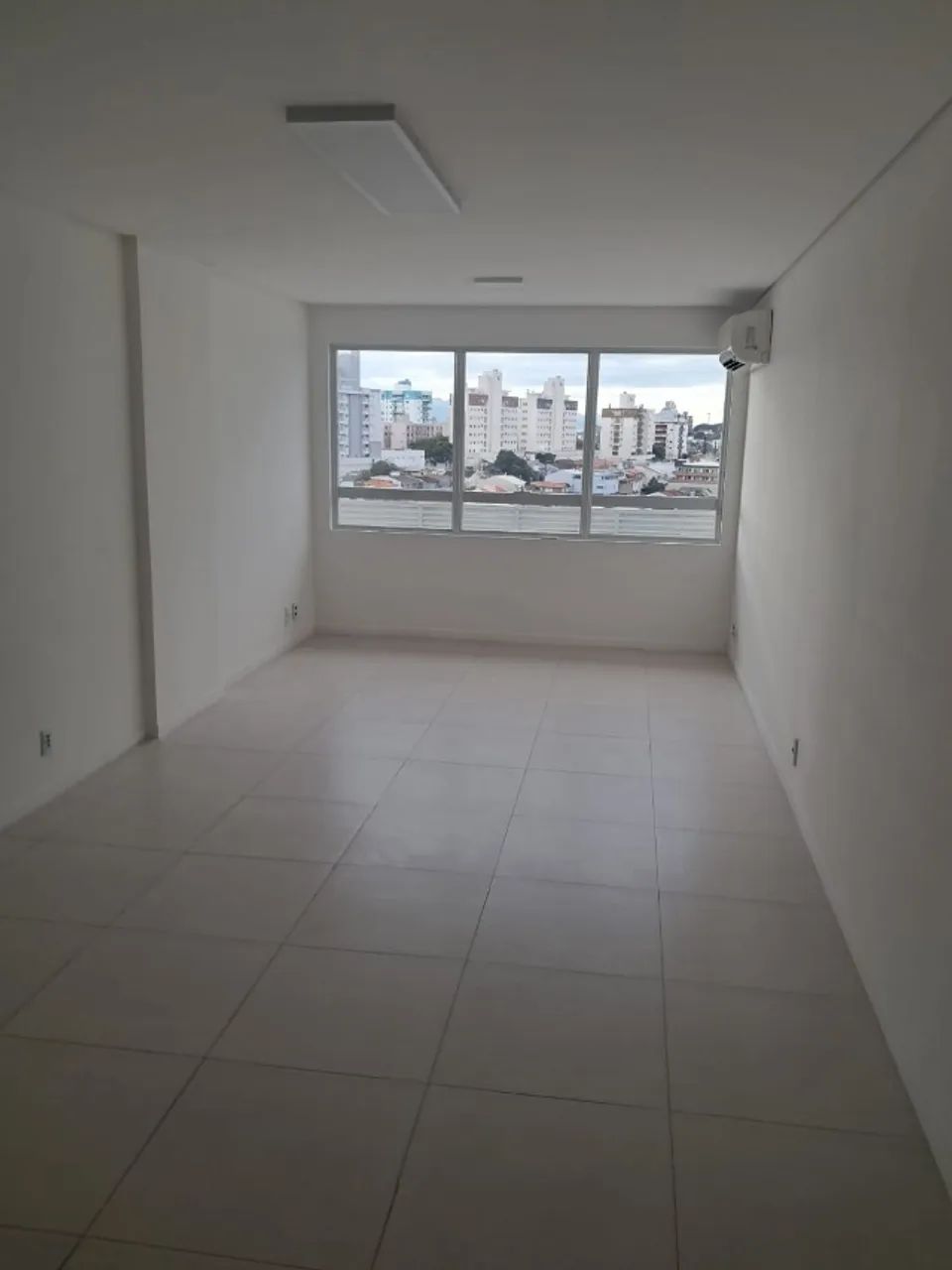 ALUGA-SE SALA COMERCIAL DE 29 M2, COM GARAGEM, EM CAPOEIRAS