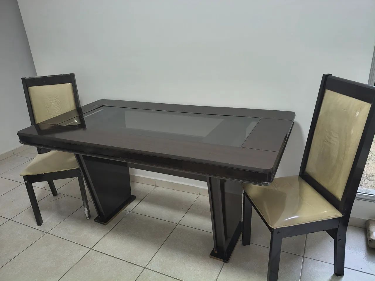 Mesa retangular com quatro cadeiras