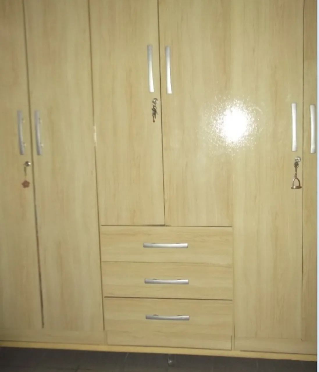 Guarda-Roupas com 6 portas, 3 gavetas, com chaves e  de rodas.