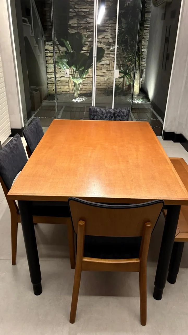 Conjunto mesa com 4 cadeiras e banco em madeira - Foto 2