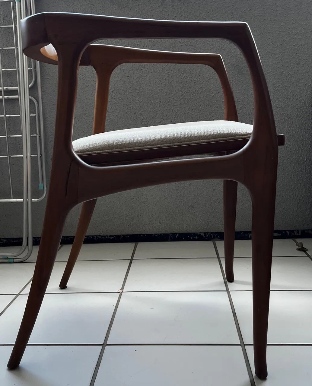 Lindo par de cadeiras de madeira maciça  - Foto 2