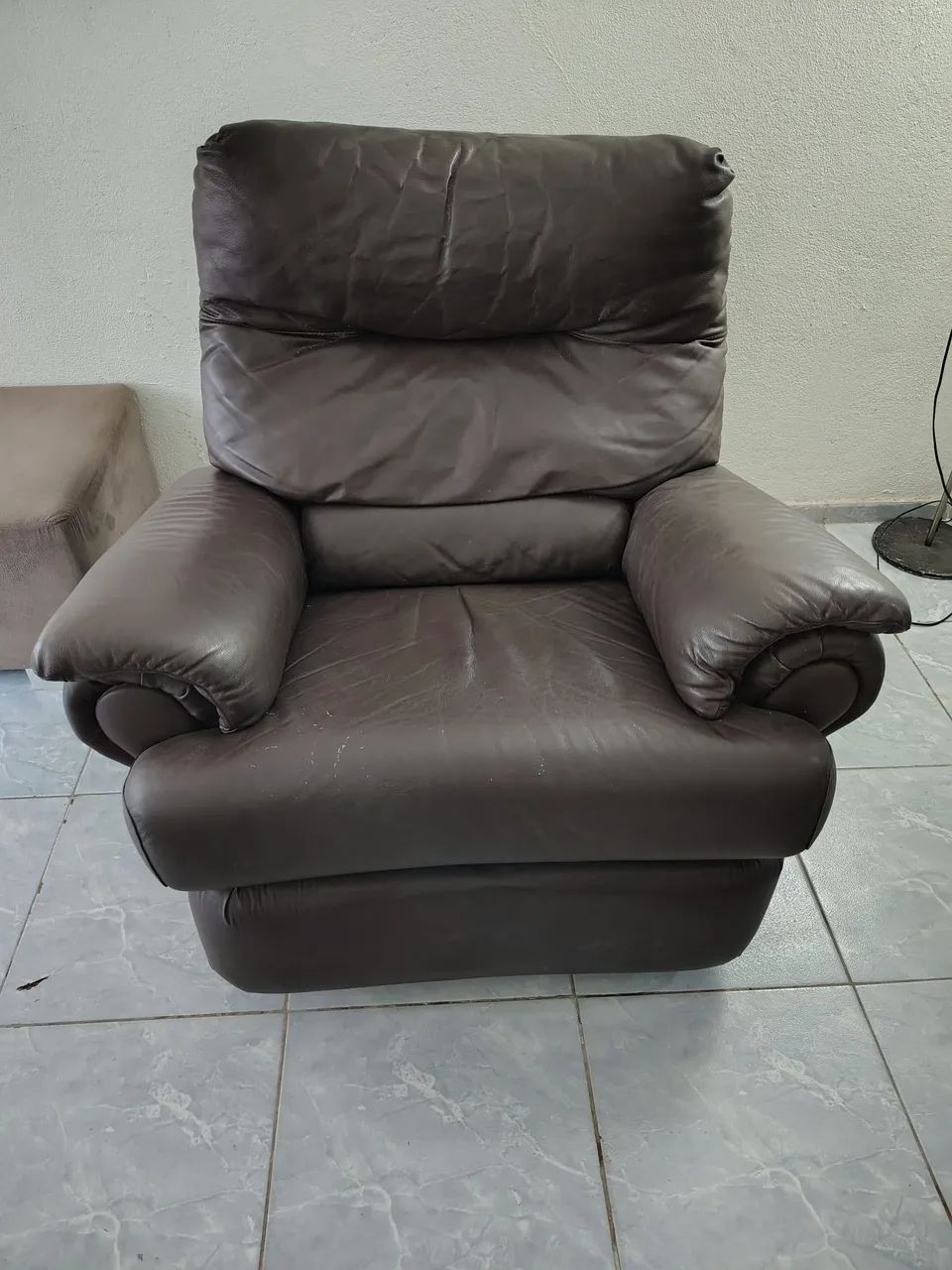 Plotrona do papai em couro em bom estado  - Foto 3