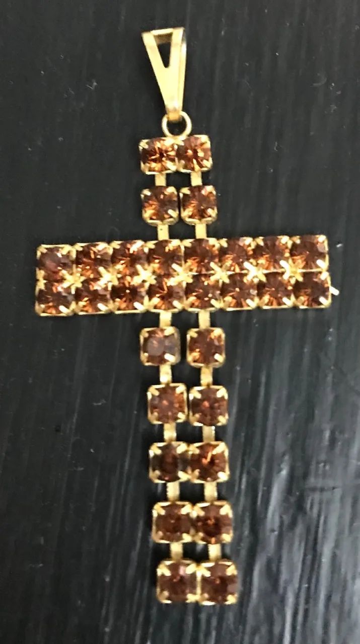 Pingente - Crucifixo em strass marrom 
