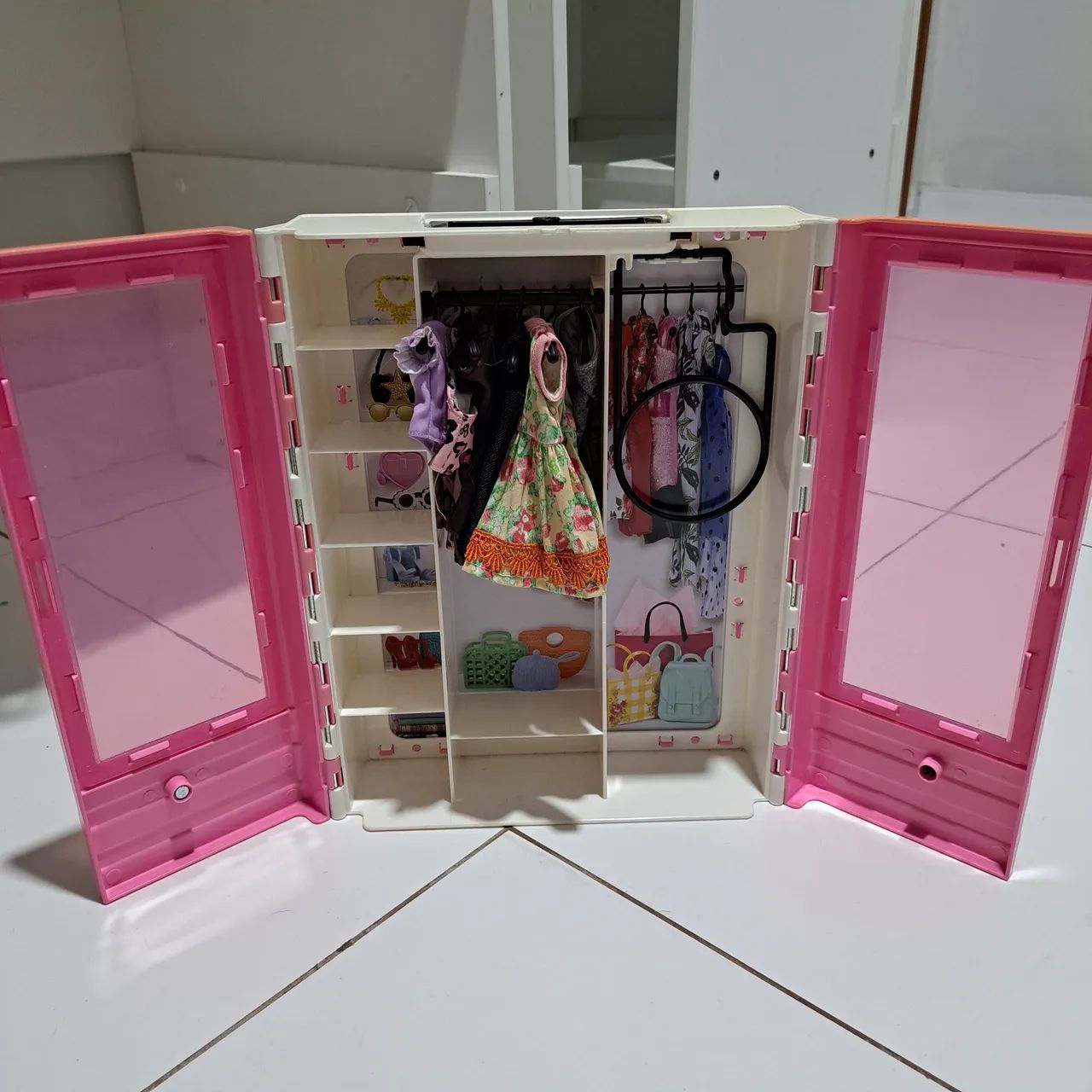 Armário da Barbie com vestidos