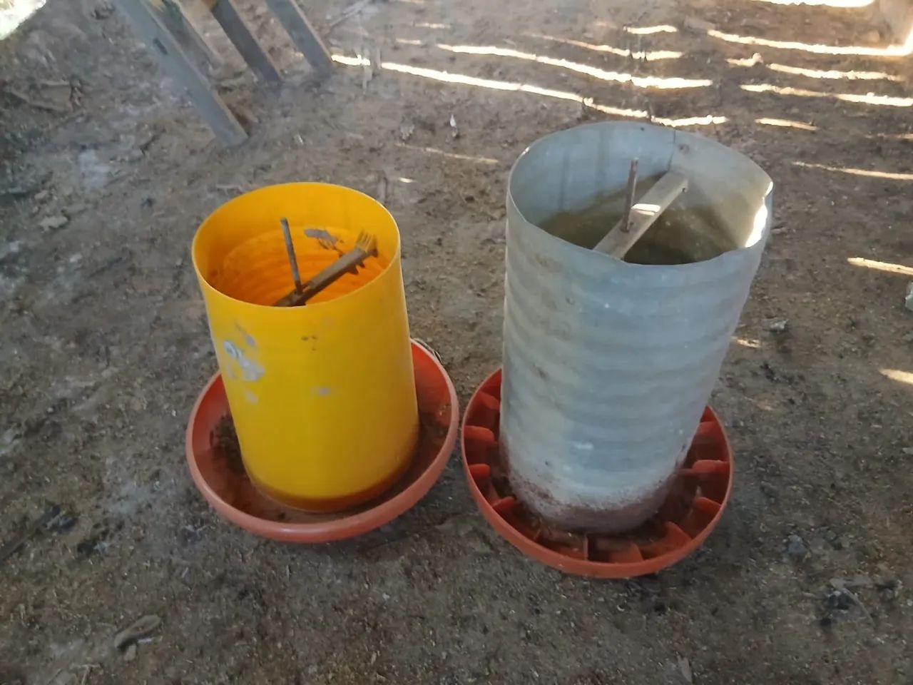 COMEDOURO TUBULAR PARA FRANGO - QUALIDADE E ECONOMIA! - Foto 2