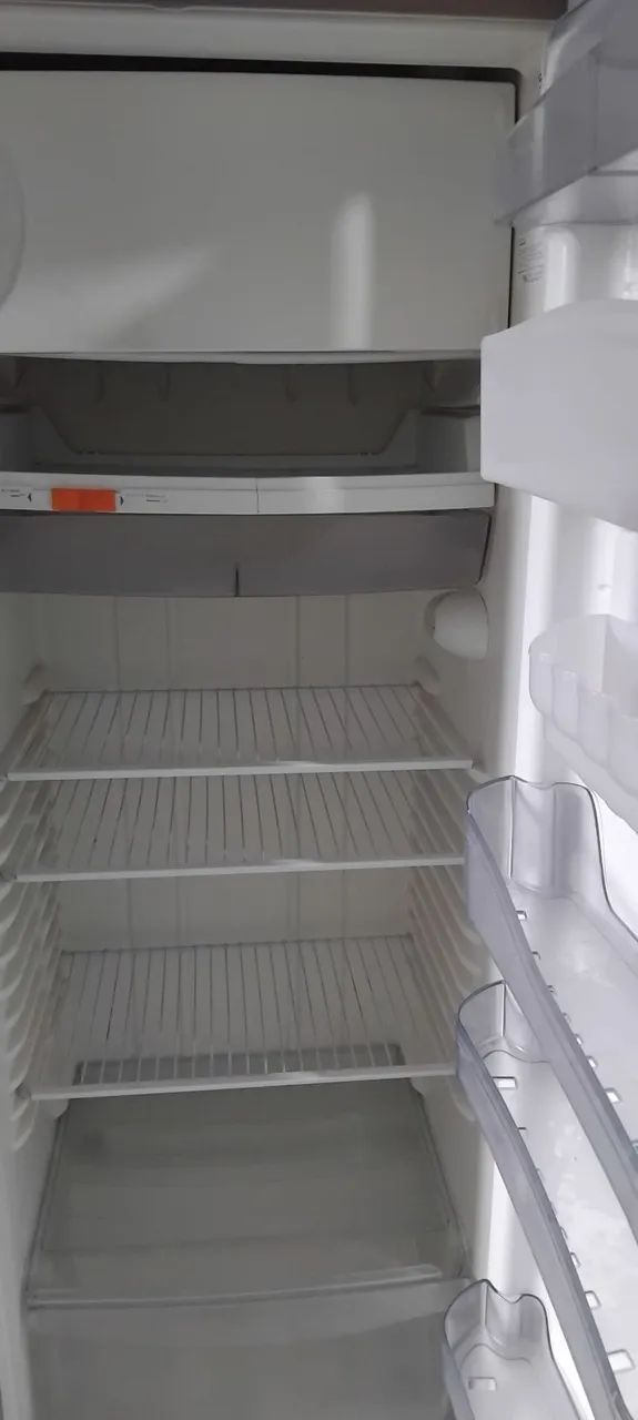 Vendo geladeira em bom estado  - Foto 2