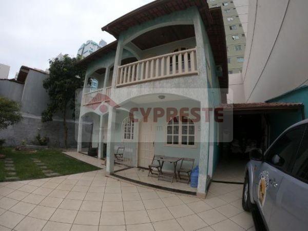 Duplex em Itaparica com 4 quartos com 2 suítes, 5 vagas de garagem.