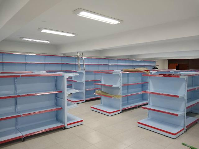 Gôndolas e equipamentos comerciais