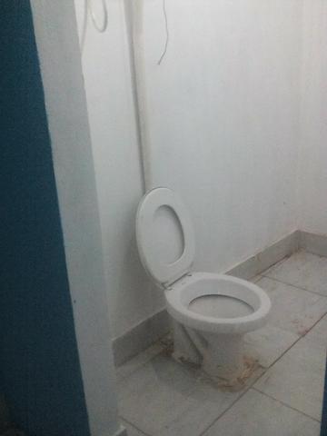 Aluga-se Kit Net com 2 peças mais o banheiro. Não paga água e luz. WhatsApp 9 * - Foto 5