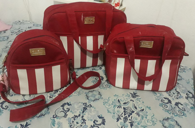 Vendo conjunto de bolsas semi novo, muito bem conservado faço entrega *)