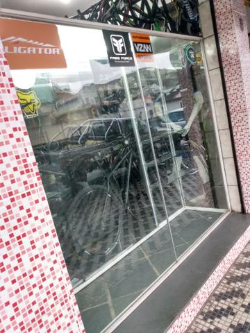 Vitrine de Mercadorias: 225 Largura, 191 Altura e 061 Profundidade