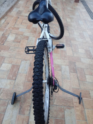 Bicicleta Caloi 18 marchas feminino em bom estado - Foto 2