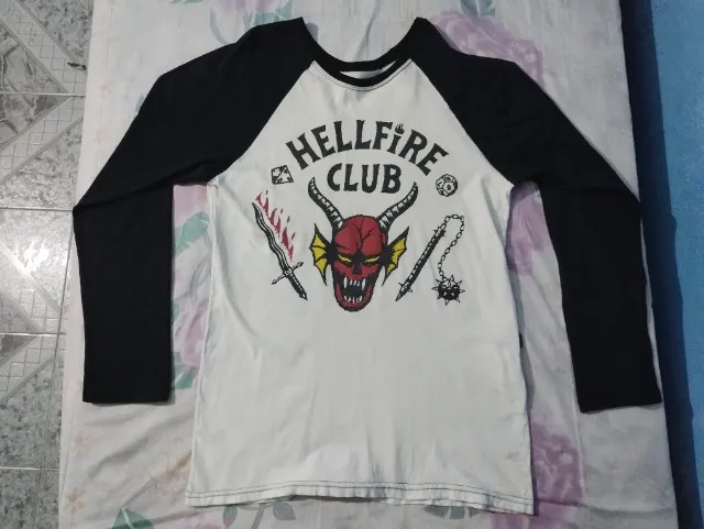 Camiseta Raglan Hellfire 27 Club tamanho adulto na cor branca com