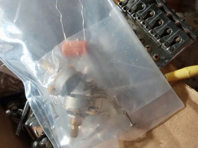 Kit Acessórios para Guitarra Stratocaster fender e Encordoamento Guitarra Solez .010 - Foto 3