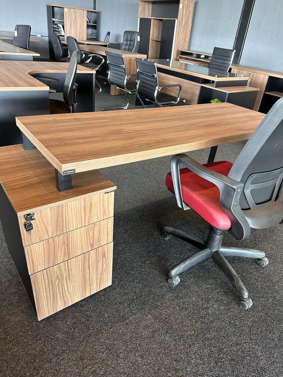 MESA COM NICHO E ARMARIO INDUSTRIAL - MÓVEIS IKONMIXOFFICE  - Foto 2