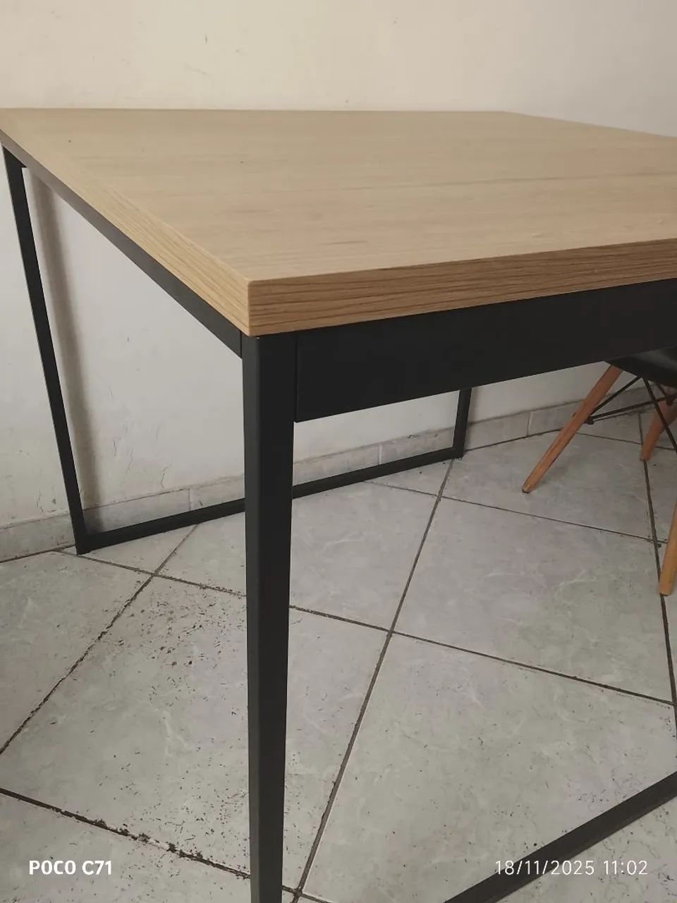 MESA EM MADEIRA QUADRADA INDUSTRIAL.