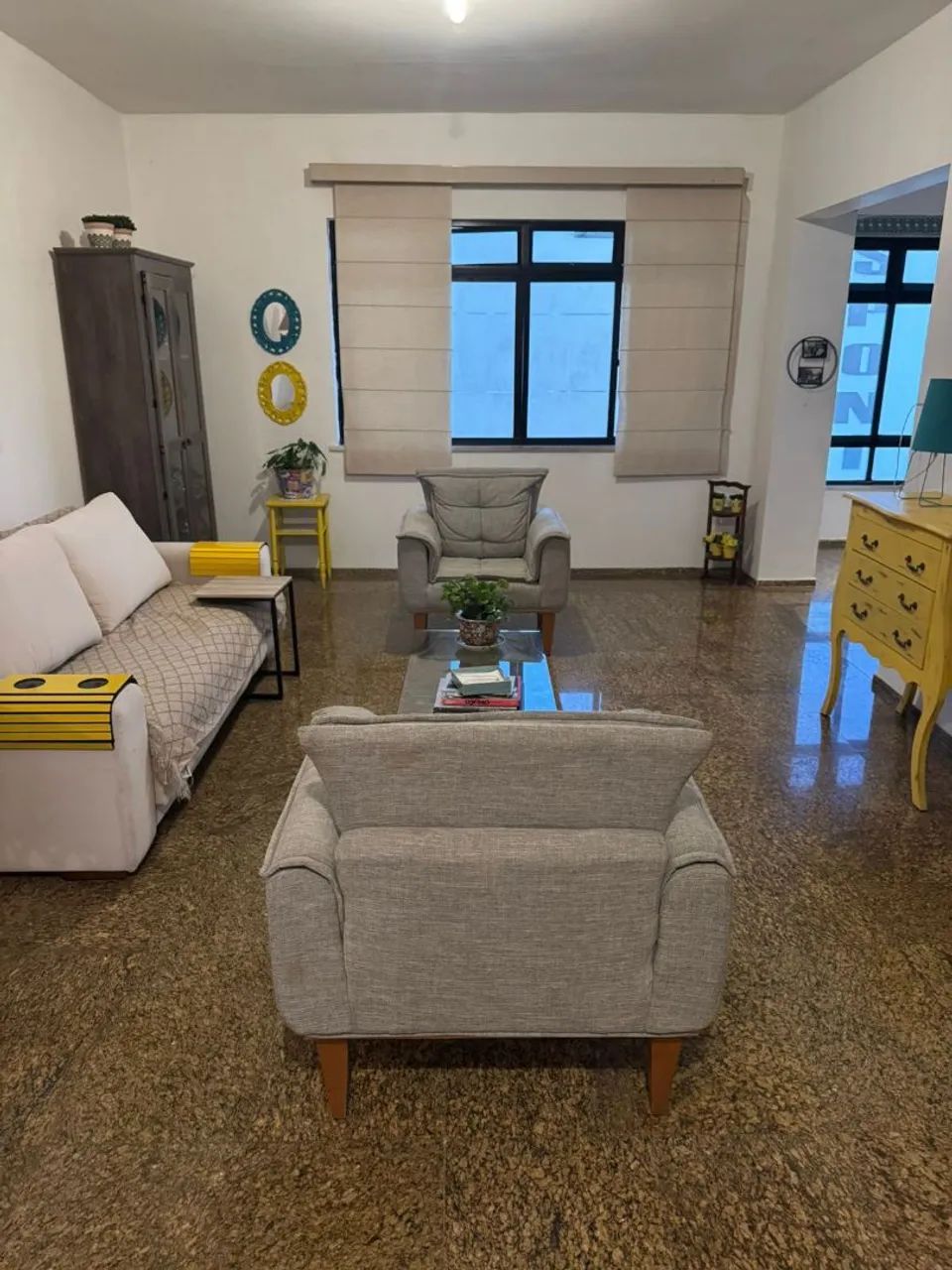 DUPLA DE POLTRONAS EM TECIDO CINZA 