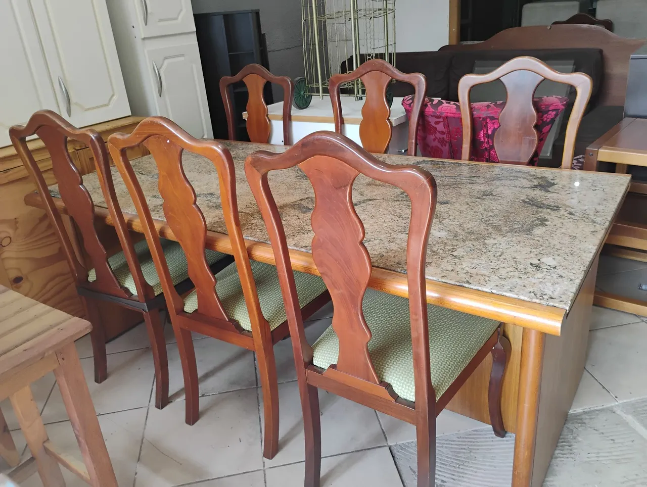 Mesa de jantar com 6 cadeiras em madeira maciça