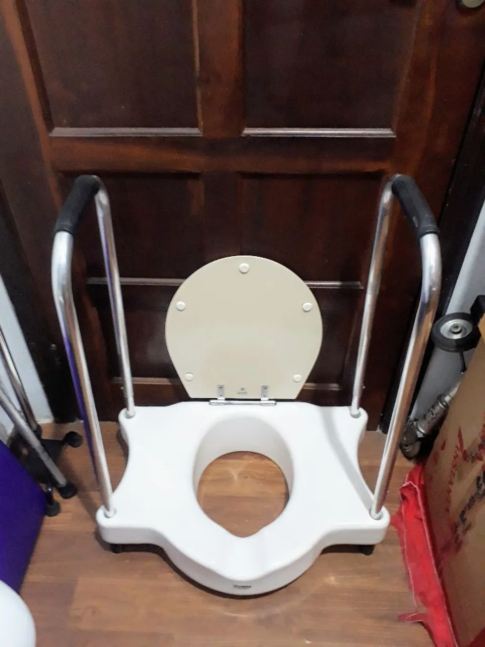 Assento elevado com alça lateral
