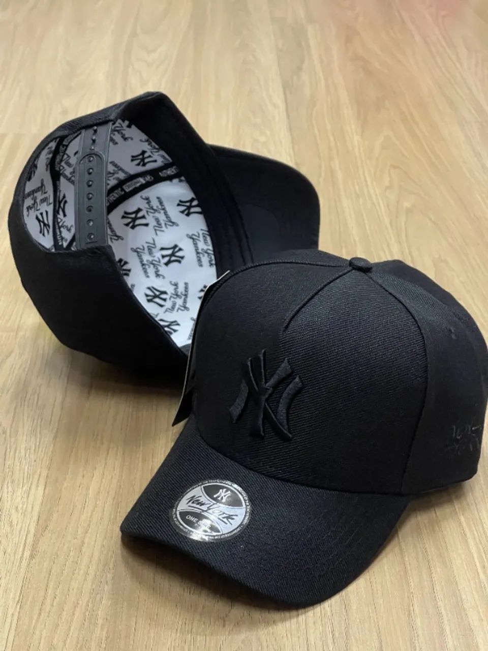 Bonés e chinelos  - Foto 2