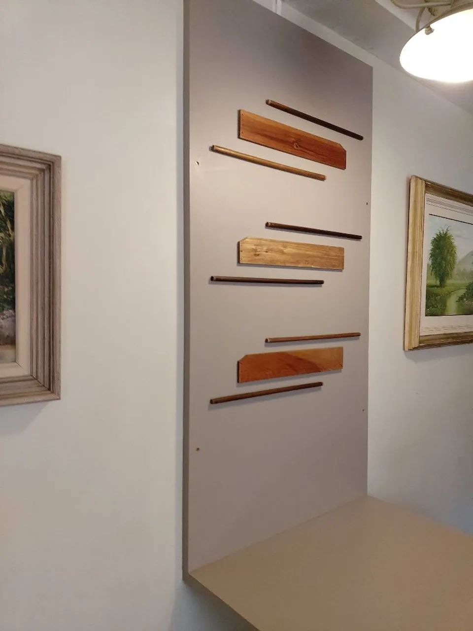 Mesa com painel.