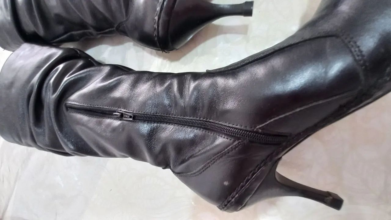 Botas de cano alto pretas em couro - Foto 3