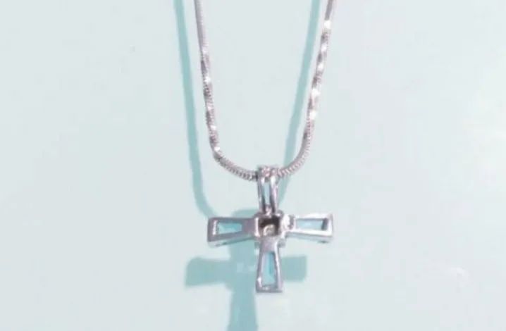 PINGENTE CRUZ, EM OURO BRANCO 18K, COM TOPÁZIOS E DIAMANTE. - Foto 2