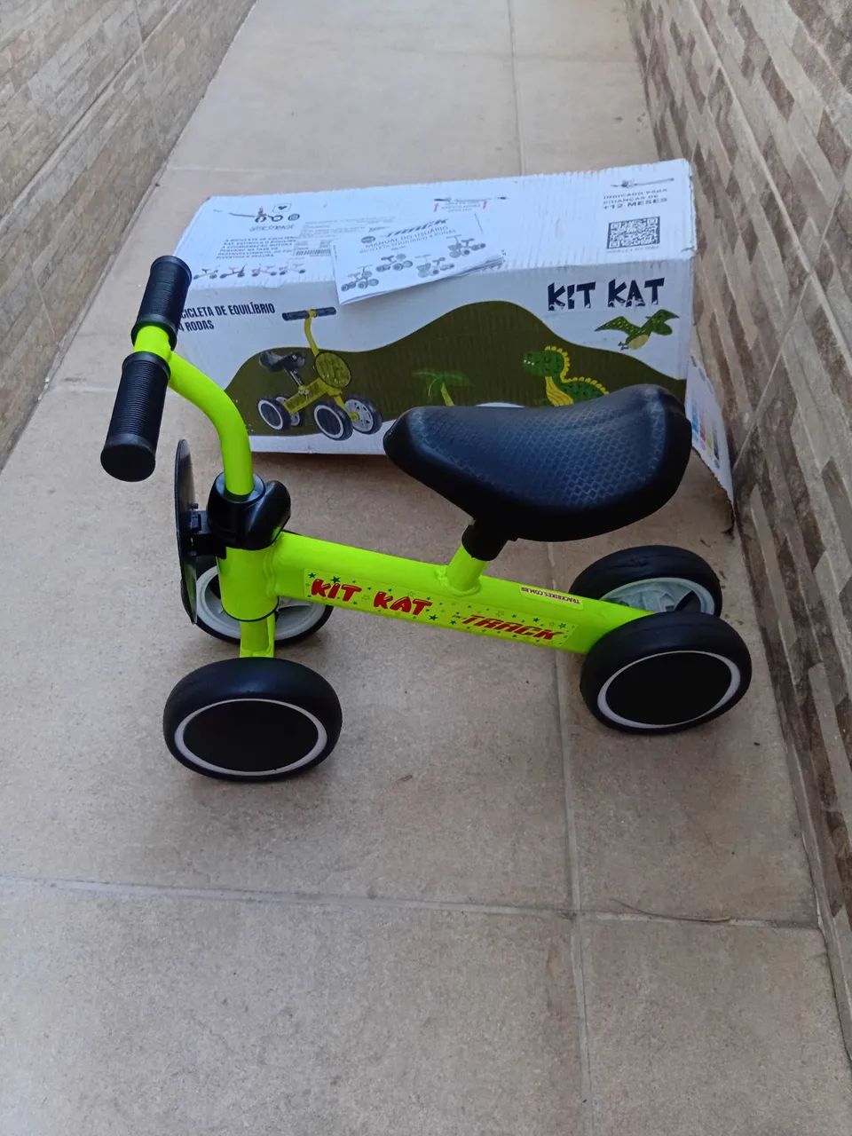 Bicicleta de Equilíbrio Verde Limão Kit Kat Track excelente estado de conservação s/ pedal - Foto 6