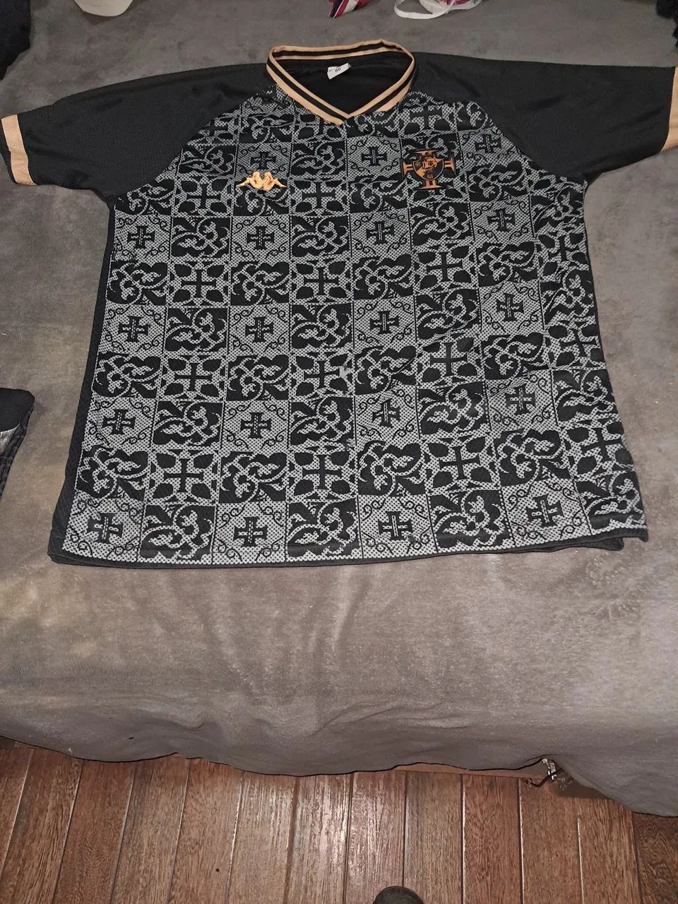 Camiseta Branca com Detalhes em Preto e Dourado - Foto 3