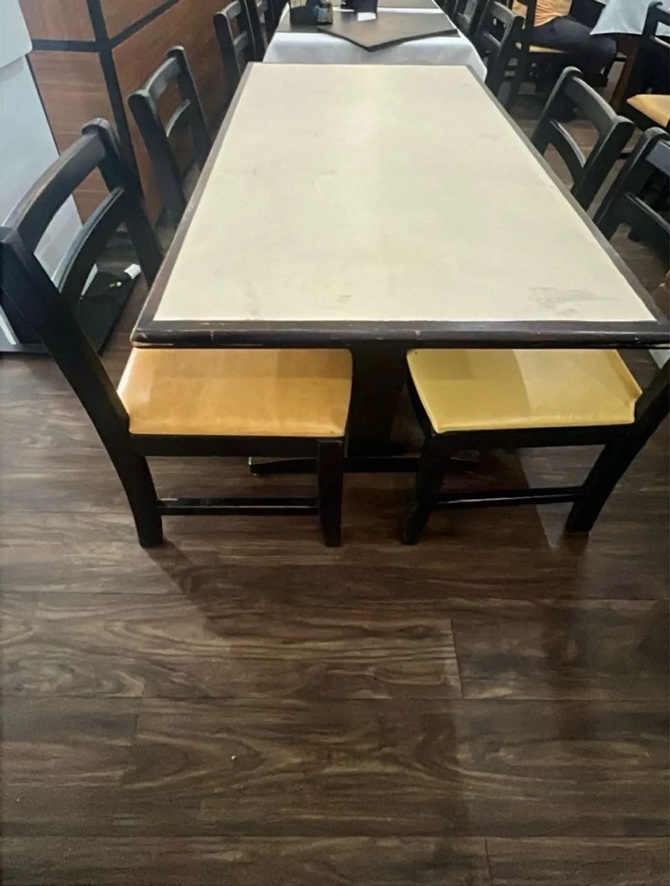 Jogo de mesas e cadeiras para restaurante