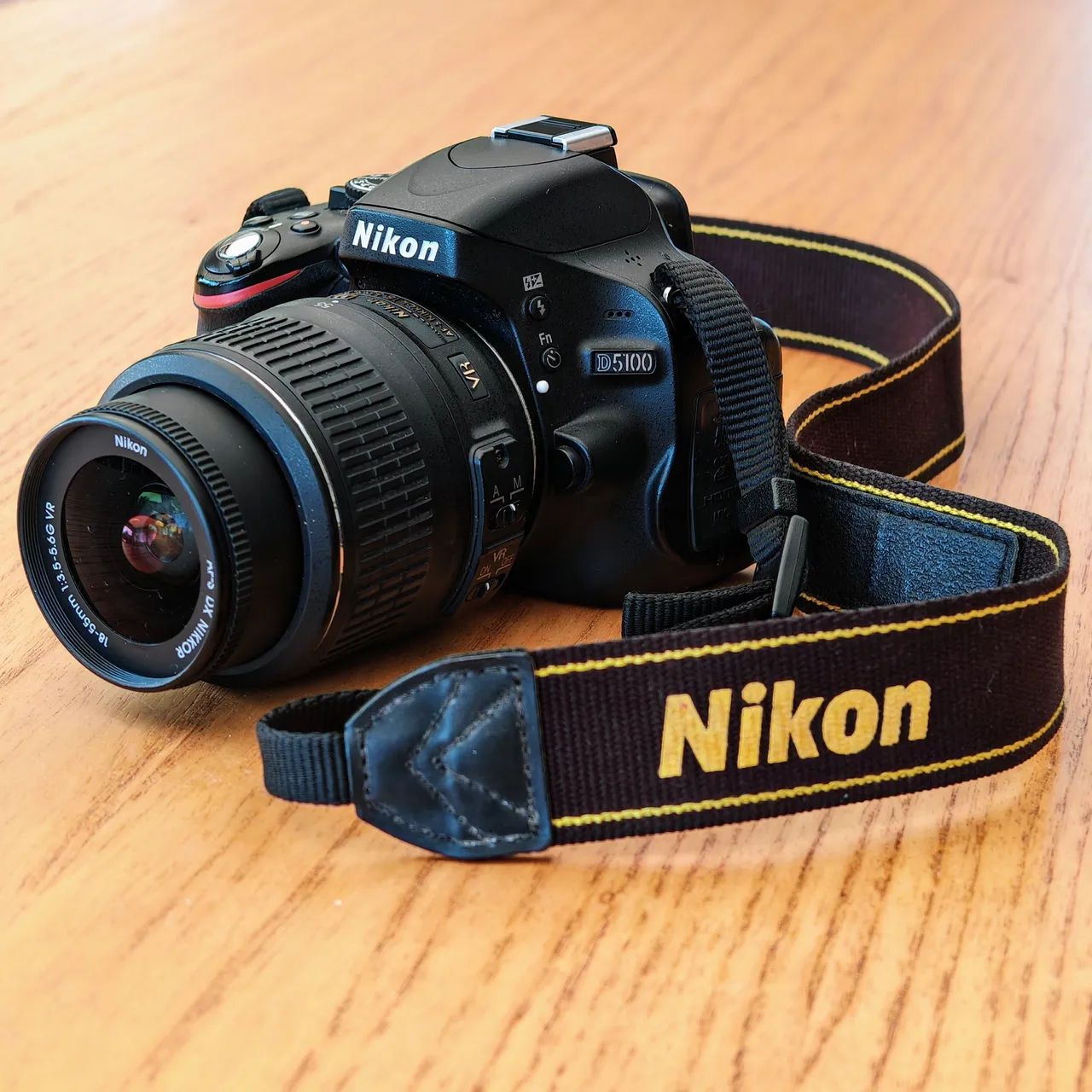 Câmera DSLR Nikon D5100 com Lente 18-55mm