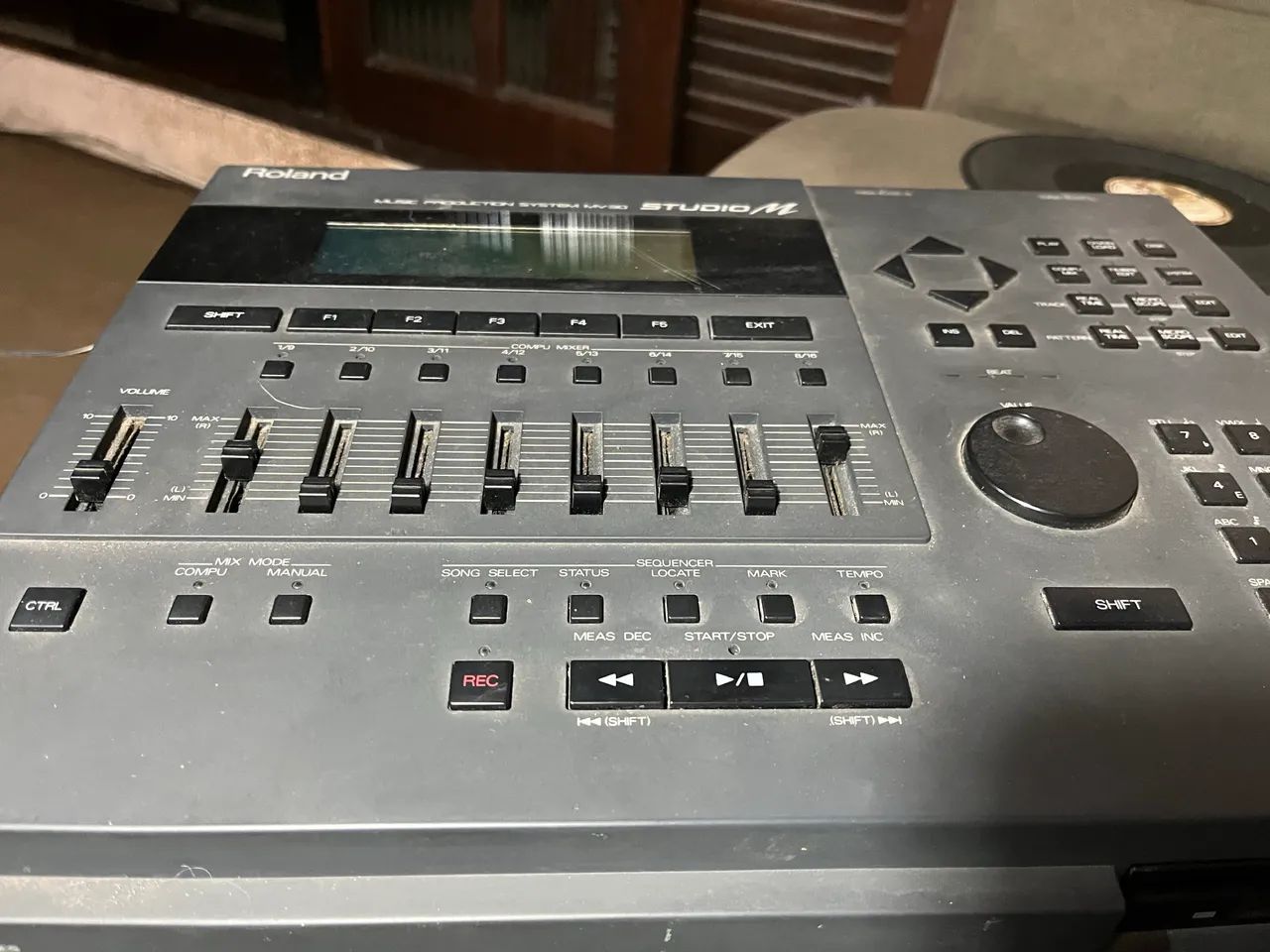 Roland MV-30 Studio M Music Production System, - Instrumentos