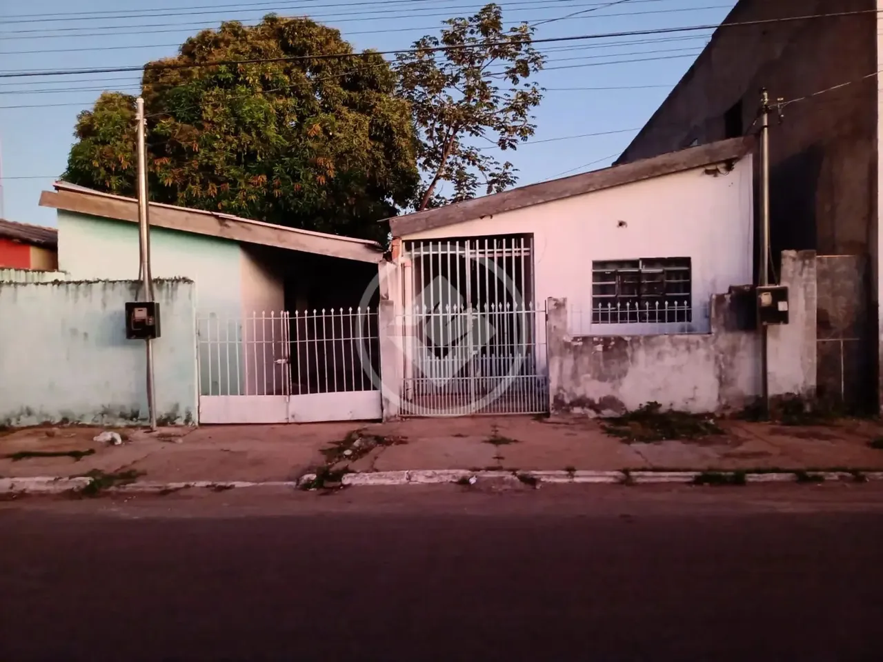 Vende-se 3 casas em área de 300 m² no bairro Parque do Lago - 3 peças cada - Várzea Grande