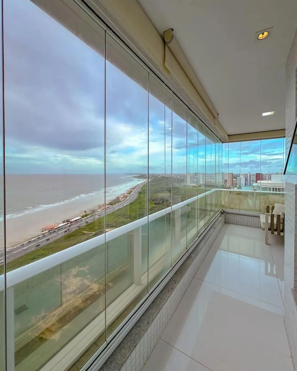 Exclusivo Apartamento de LUXO no Condomínio CASA DO MORRO, PRAIA DE SÃO MARCOS, PROJETADO