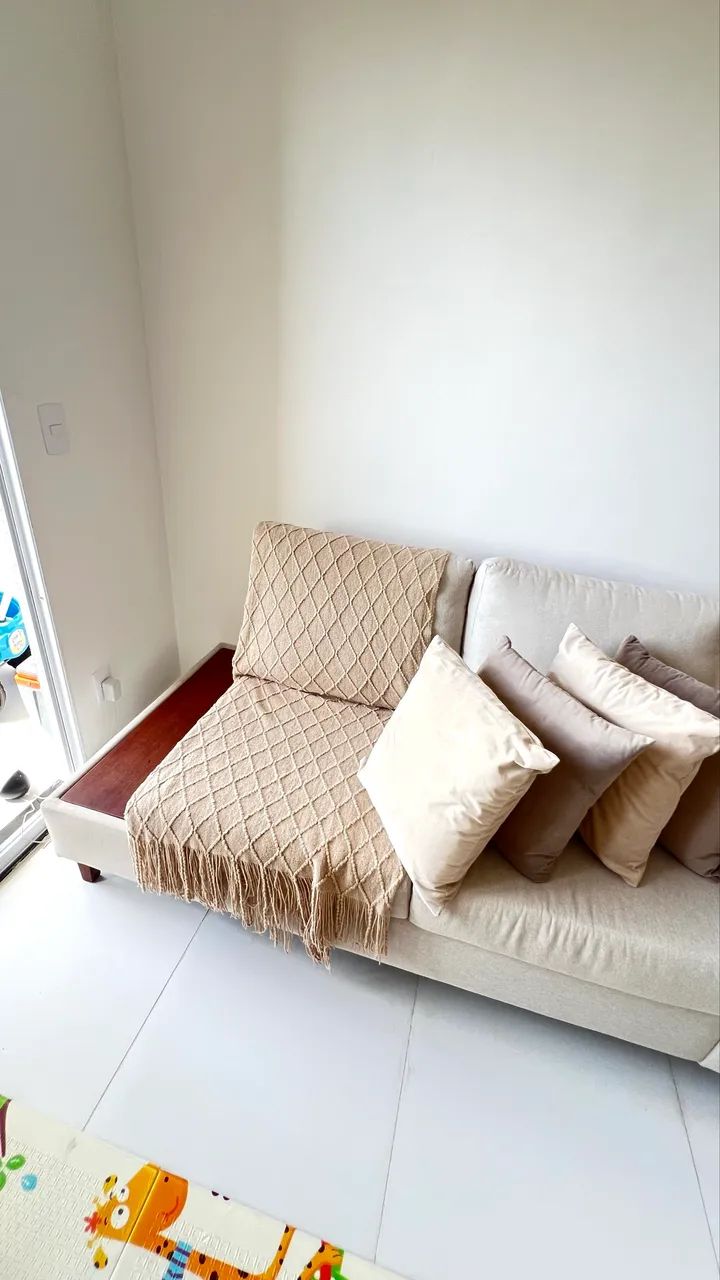 Sofá com Base Lateral em Madeira de Lei