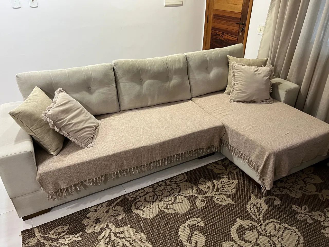 Sofá com chaise e apoio em madeira  - Foto 3