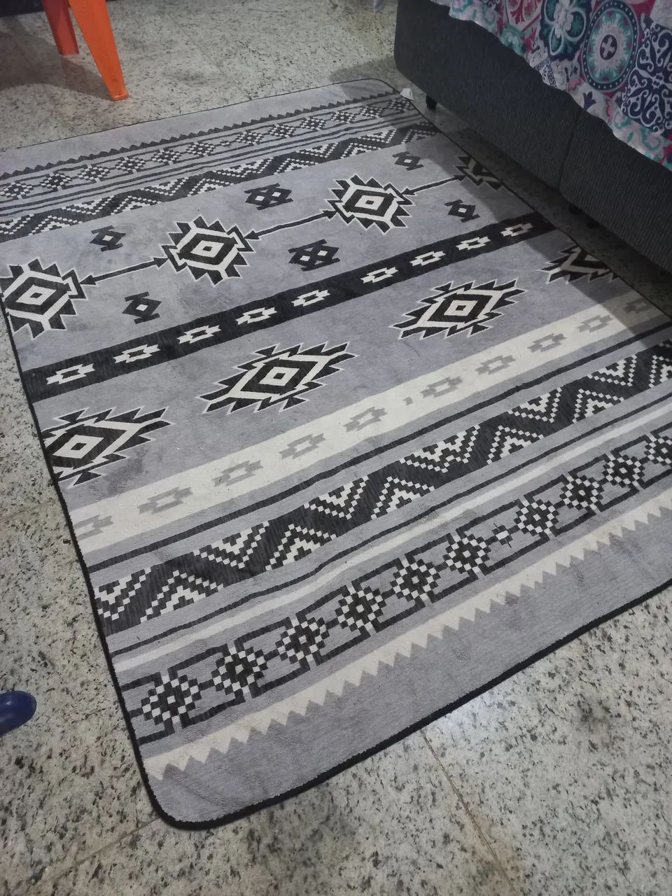 Tapete geométrico cinza e preto para sala ou quarto