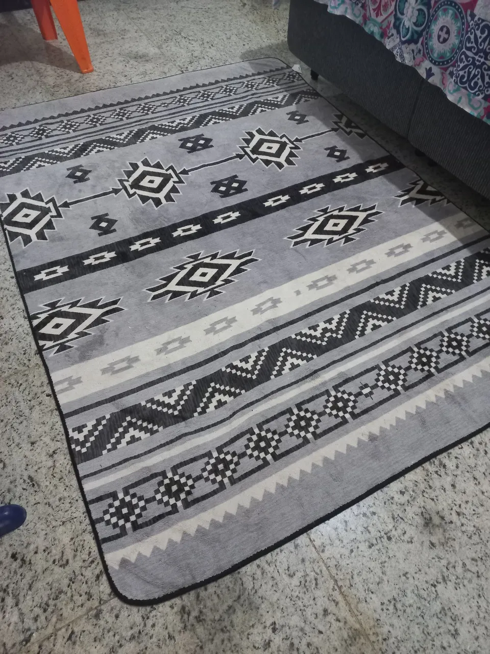 Tapete geométrico cinza e preto para sala ou quarto